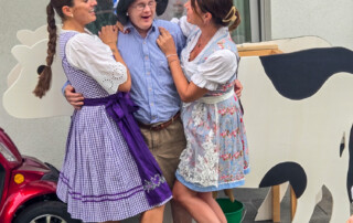 Drei Besuchende posieren für ein Foto