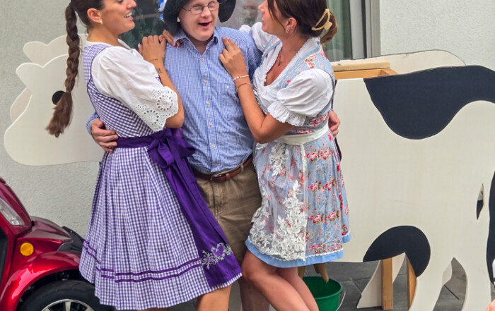 Drei Besuchende posieren für ein Foto