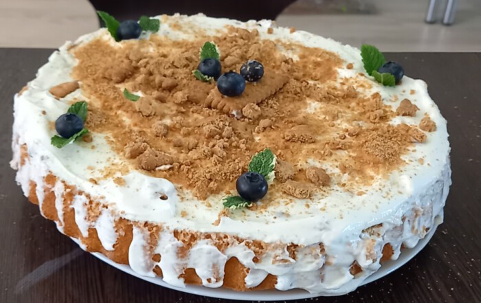 Die fertige dekorierte Torte.