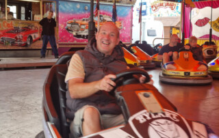 Ein Bewohner ist auf dem Auto-Scooter.