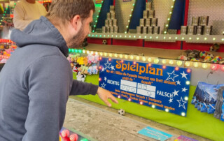 Ein Bewohner steht an der Schieß-Bude