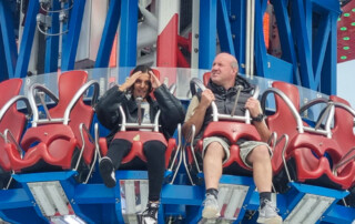 Ein Bewohner und eine Betreuerin sind auf dem Free-Fall-Towe.