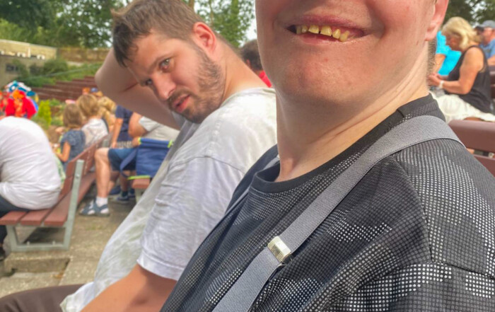 Die Gruppe schaut sich die Aufführung an