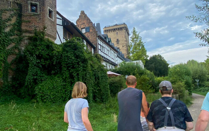 Die Gruppe auf dem Weg zur Aufführung