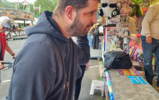Ein Bewohner steht an der Schieß-Bude