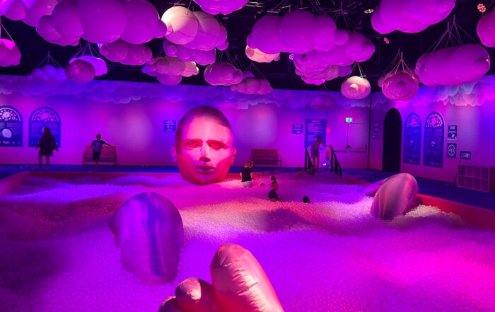 Ein Bild vom Bubble-Planet mit großer Skulptur
