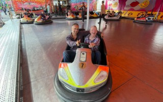 Ein Foto von Betreuer und Bewohner auf dem Autoscooter
