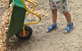 Kinder helfen bei der Arbeit.