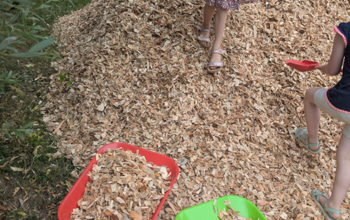 Kinder helfen bei der Arbeit.