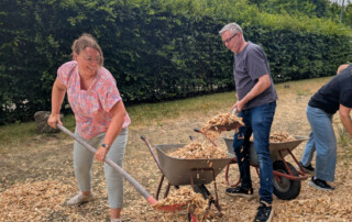 Eltern helfen bei der Arbeit.