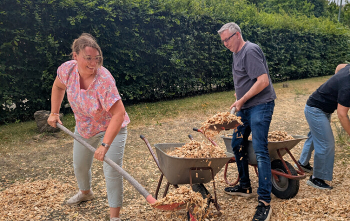Eltern helfen bei der Arbeit.