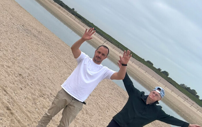 Zwei Männer genießen den Strand