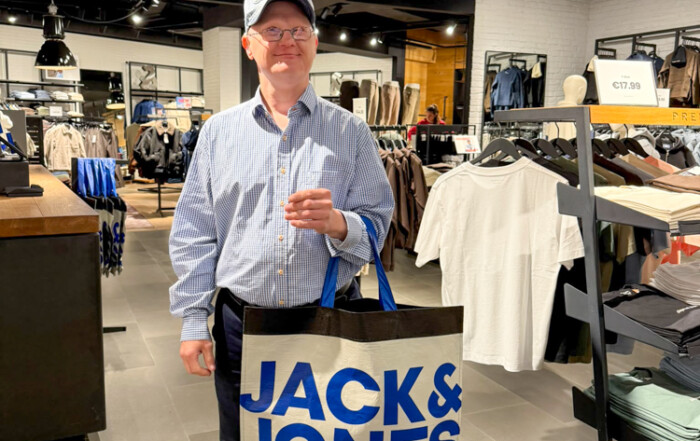 Ein Bild von einem Bewohner am shoppen