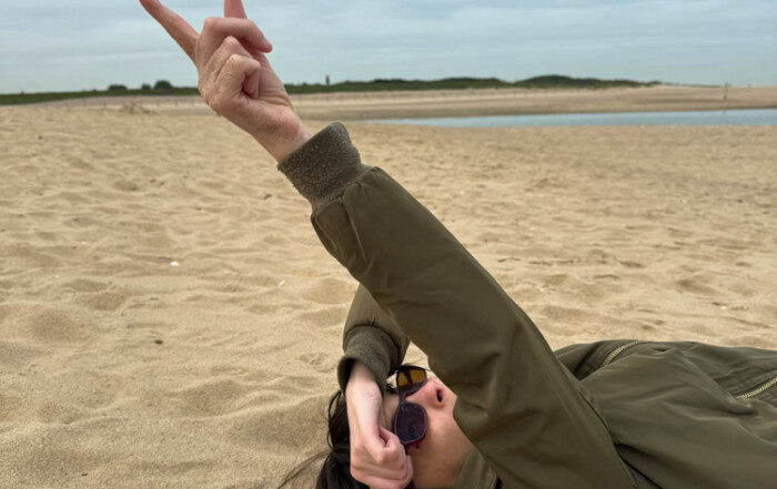 Eine Bewohnerin liegt im Sand am Strand