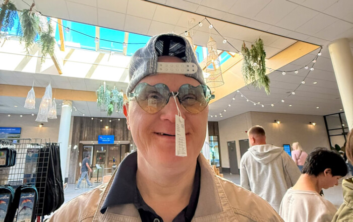 Ein Bild von einem Bewohner am shoppen
